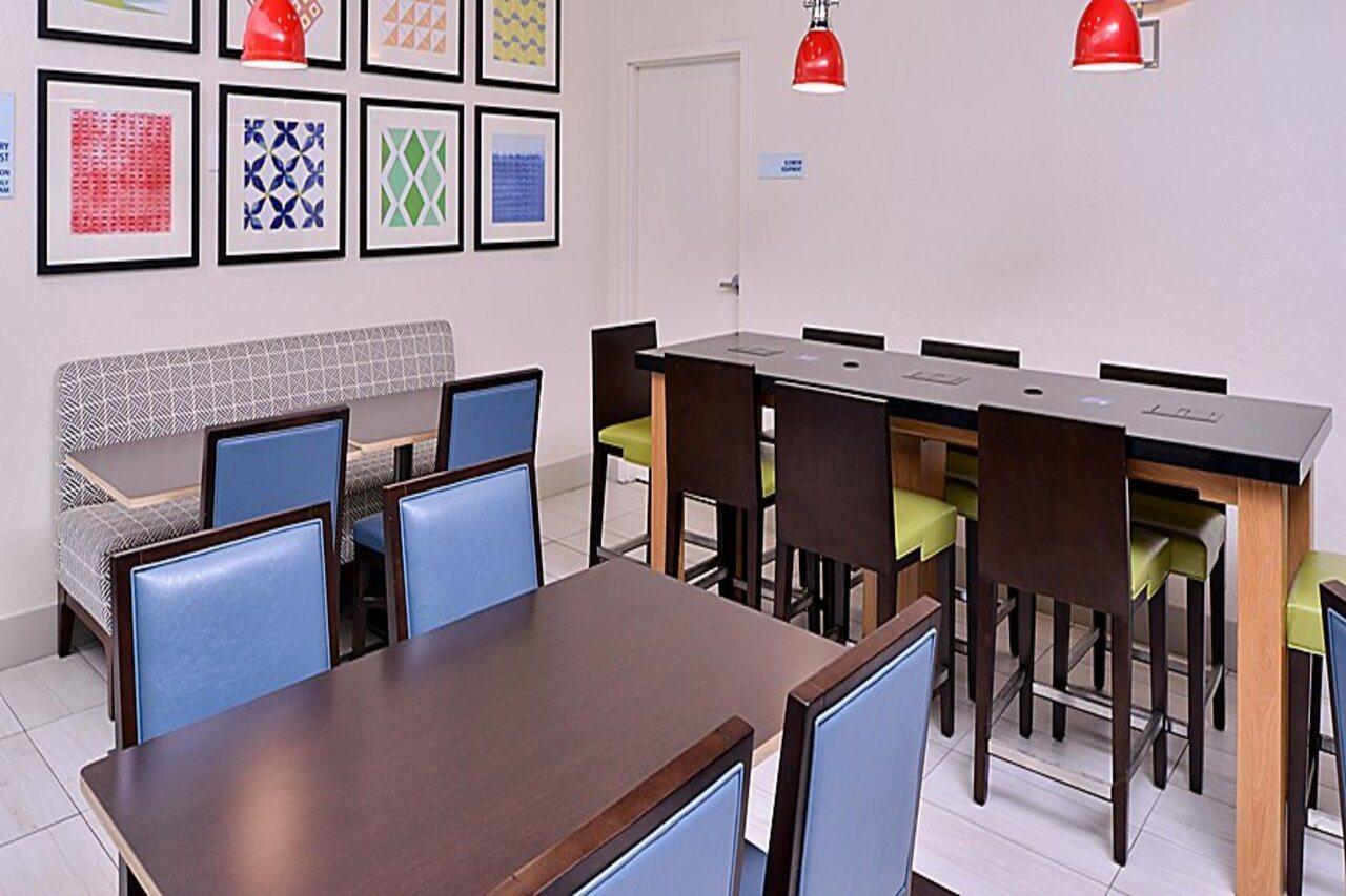 Holiday Inn Express Hotel & Suites Arcata/Eureka-Airport Area By Ihg Маккінлівіль Екстер'єр фото