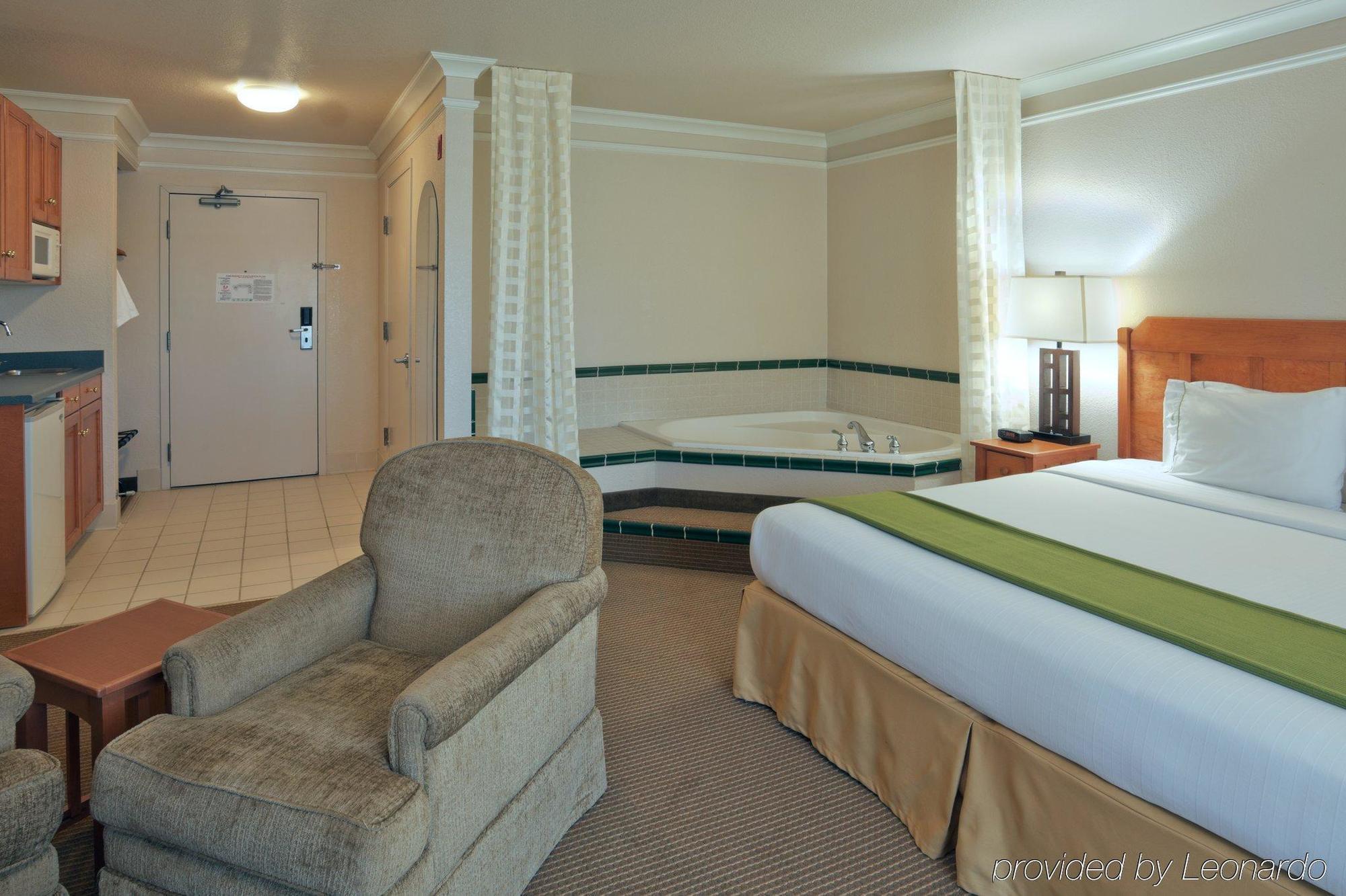 Holiday Inn Express Hotel & Suites Arcata/Eureka-Airport Area By Ihg Маккінлівіль Номер фото